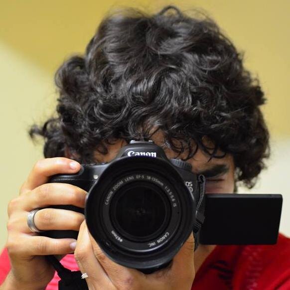 Contador de historias sin palabras, amante de la fotografía y del bricolaje, apasionado empedernido de las serpientes, geek y friki a la vez.