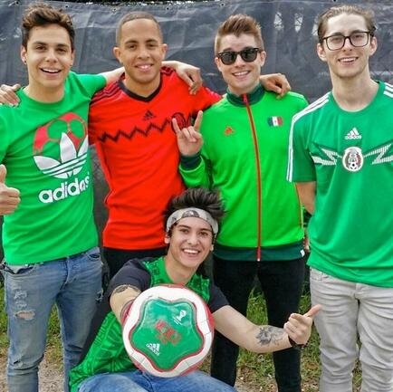 Club en México encargado de promocionar a los chicos en radio, TV y revistas Mexicanas.