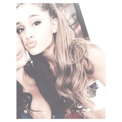 hii babe :) follow @ihonordemetria if u want, fav the tweet in my bio if u like my selfie! thank u! :)
