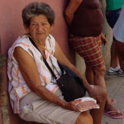 Ganándome la vida porque la pensión no me alcanza. El comunismo no se hizo para los viejos. #Cuba
