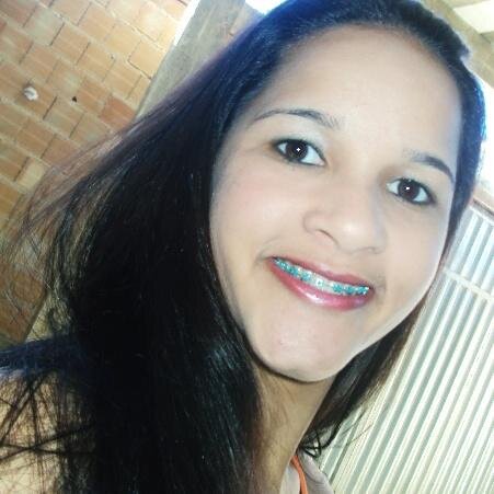 A garota da foto, simples, brincalhona, doida, feliz, Ingnorante, ciumenta,
