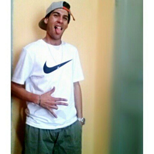 Sorrir, é uma arma que uso diariamente para aqueles que me crtiticam, que me julgam pela aparência,e não pelo caráter.
ENTÃO SORRIA, E SEJA FELIZ !
