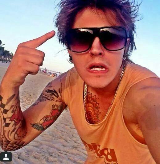 Um dia me perguntaram o que eu vi em você. Eu sei bem o que vi em você vi um anjo por trás de um belo homem cheio de defeitos. @thomasrestart