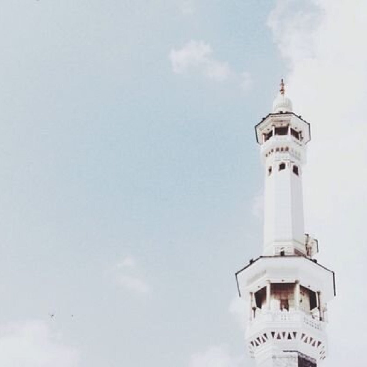 توفنِّي مُسلماً وألحقنِي بالصالِحين ☁️ .