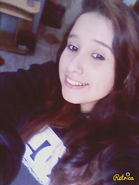 • Sou a garotinha que aprendeu que amores eternos podem acabar em uma noite;