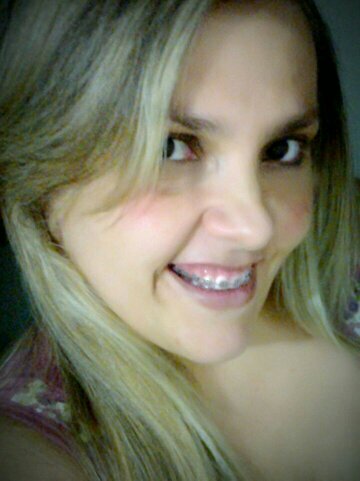 Toda certeza que tenho é que quando louvo a Jesus, fecho meus olhos e o vejo. Continuo louvando-O porque o que mais quero é tocá-Lo...
