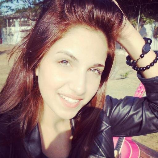 Eu gosto  de pintar as unhas de preto ,de comer Chocolate e de Cantar @rogererogerio no Chuveiro..