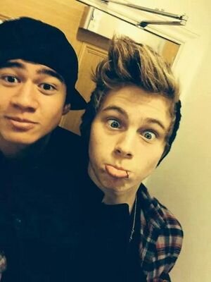 I AM INSANELY IN LOVE WITH 5SOS!!!! LUKE/CALUM/MICHAEL/ASHTON !!! HUGE FAN!!!! TEAM CAKE AND TEAM MASHTON!