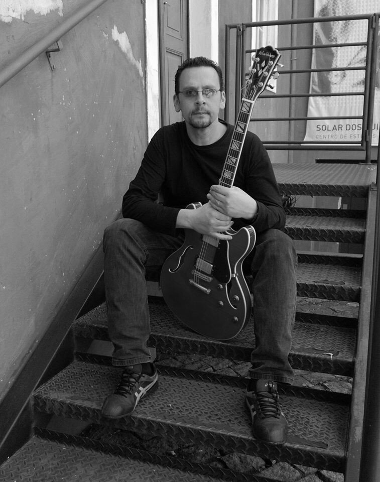 Guitarrista, violonista, compositor e arranjador.