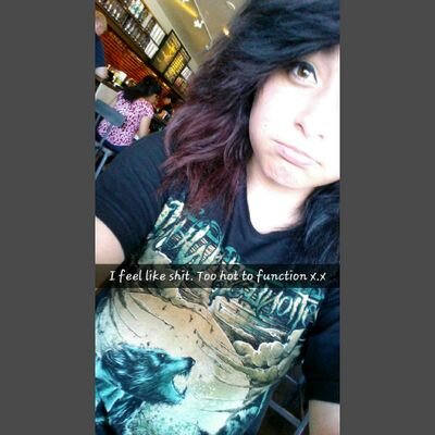 i am 18/  bisexual★/single ;)/weird/very awkward...follow me & i'll follow back ^_^ & ima music freak &I LOVE MY BANDS!! :3