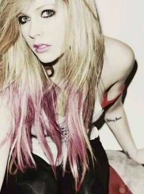 nazlilavigne's profile picture. 