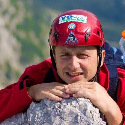 Kakor orel, ki spodbuja k letu svoje gnezdo, kroži nad svojimi mladiči, širi svoje peruti, jih prestreza, jih nosi na svojih krilih.