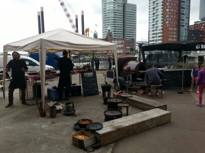 Een streetfood restaurant aan de Maas, in de Fenix Food Factory. Elke week staat een andere streetfood handelaar van woe t/m zon op de Fenix Foodcourt!