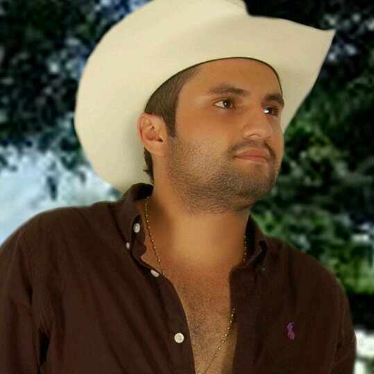Estudiante de ing civil!.. Mi pasion el coleo...  cantante de musica llanera chicoo!..