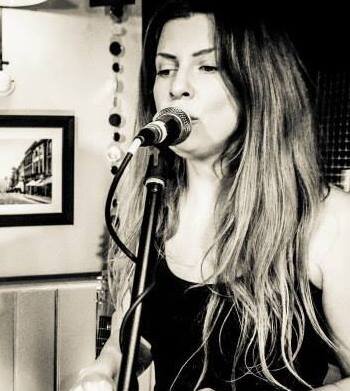 Singer and singing teacher, animal and nature lover, yogi. Has fab husband! :)