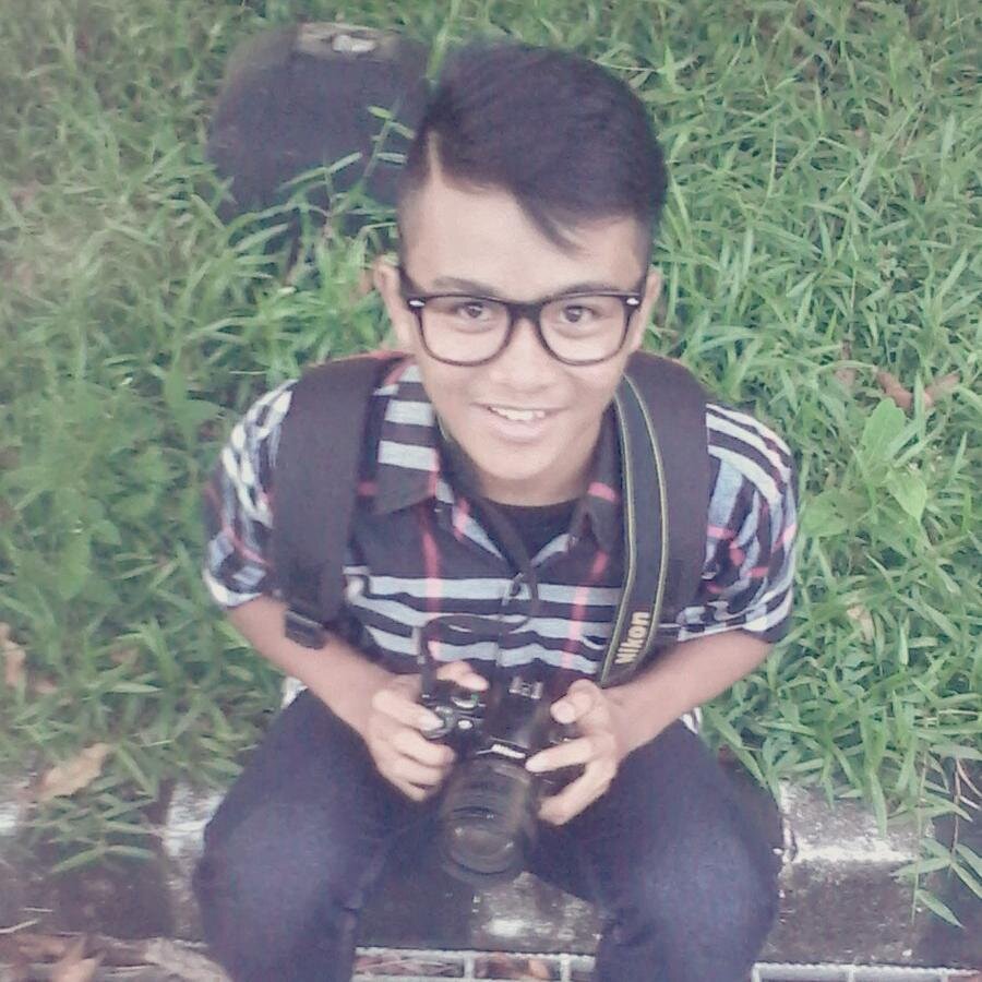 my school SMPN 22 balikpapan , I live Balikpapan City . My addres 15-09-1999, Wing back in SSB.Gelora pantai, single woles.....!!!