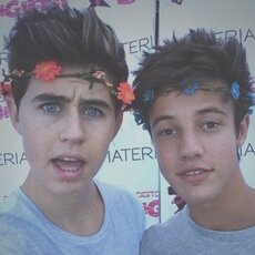 We gave you a free follow, in return can you follow @totallycxniff or we unfollow♡