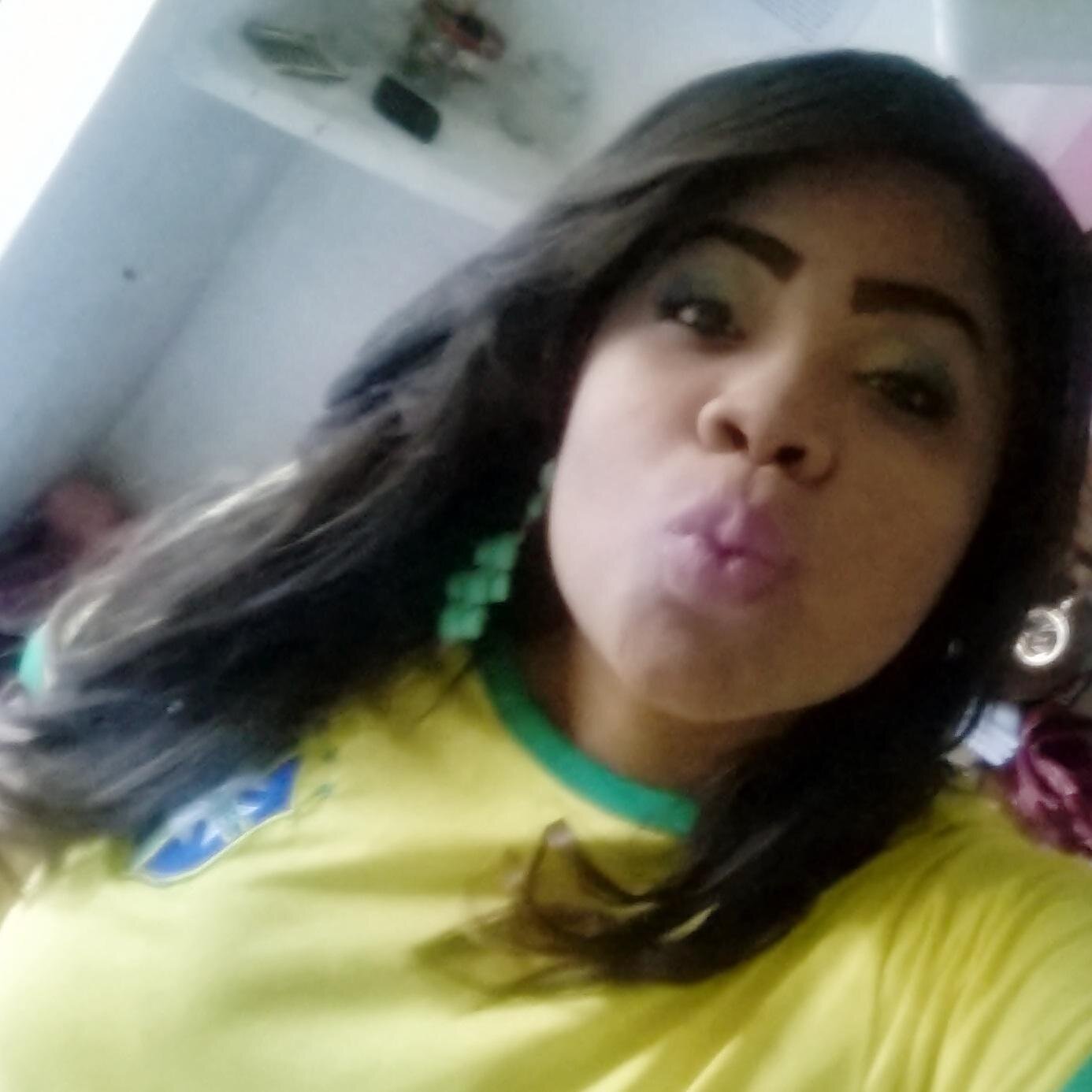 Pessoa de agradável compahia... simpatíca .. Aprendendo com a vida e com o munoo...Instrutora de informática e aperfeiçoamento no Inglês!!! Adoro novas amizades