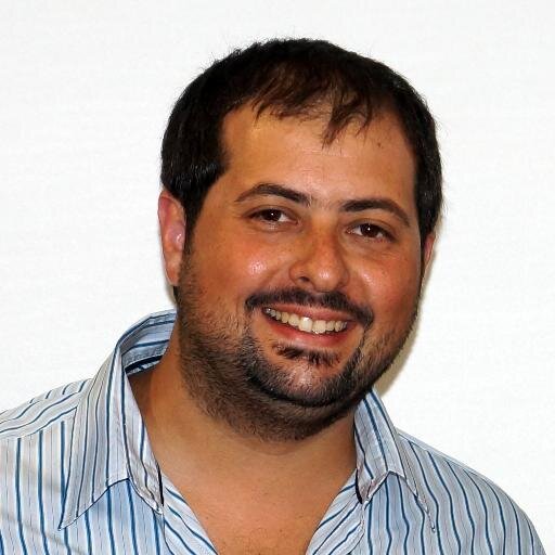 Trabajador, Padre de Familia, Marido, Apasionado por las nuevas tecnologías y amante del buen vivir.
Fundamentalista de prender el fuego con pistola de calor.