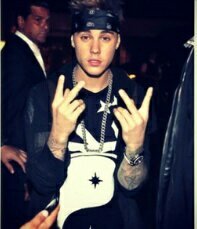 tenho que receber algum benefio por que aguentar tanto sofrimento igual uma belieber aguenta e muito foda