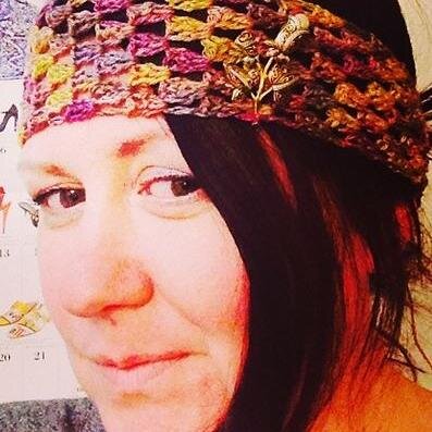I like to knit. I live with Norm and our cat. I spend my days surrounded with yarn and laughter.