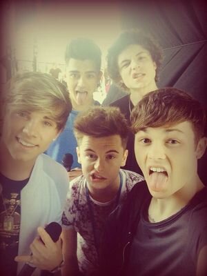 I give you this free follow, so follow → @mrsCantwellx