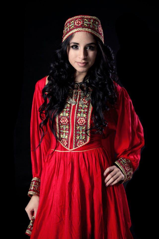 ابتسم.
