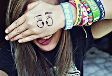 Eu que vivo com α cαbeçα nα luα, com músicα no ouvido e corαção nα bocα :)