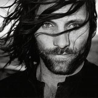 Heredero de Isildur. Dúnadan. Jefe de los Montaraces. Rey de Gondor. ''I would have gone with you to the end''. Elessar | Estel | Telcontar. #SpanishFakeESDLA