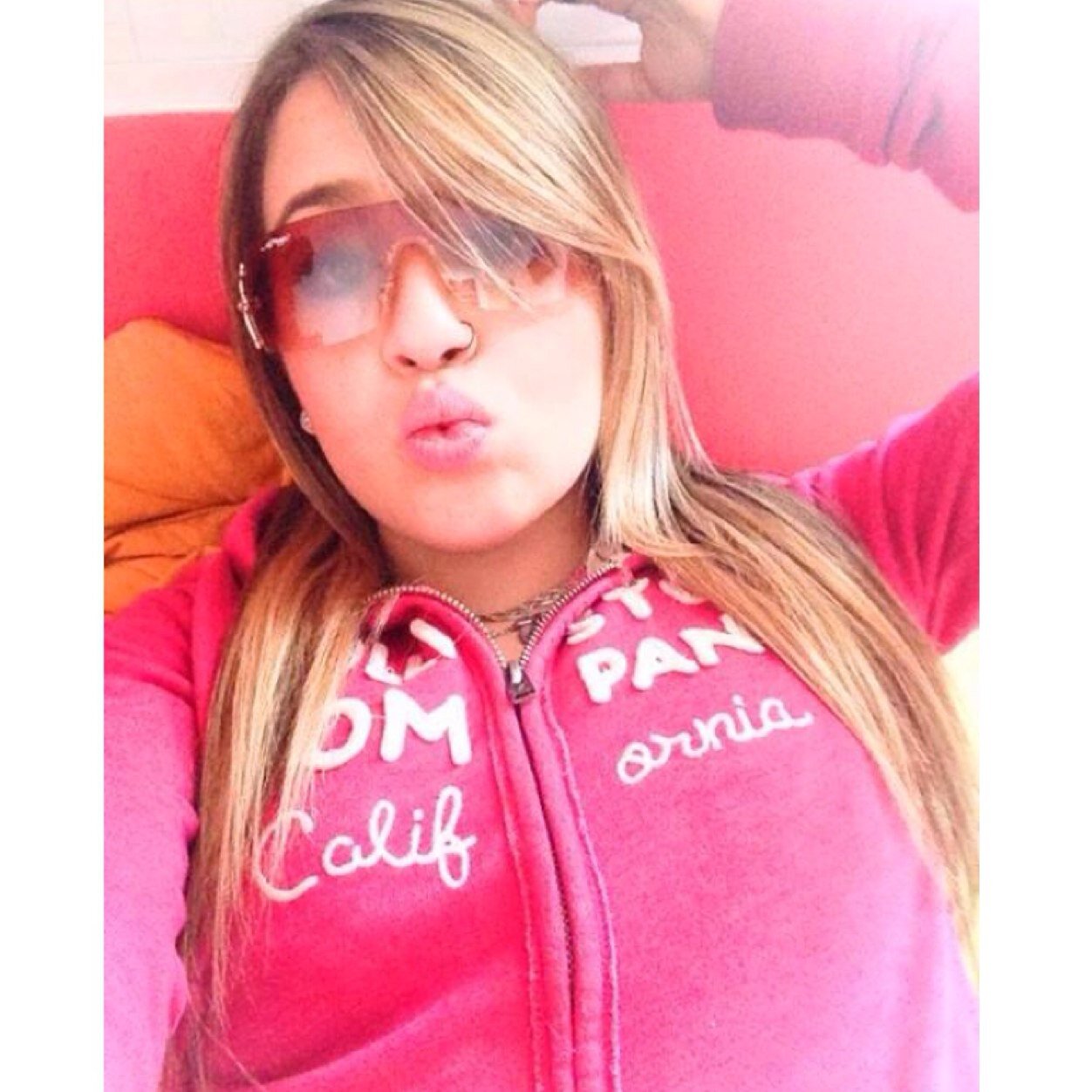Tenta imitar mas nós Deus fez só um, elas pedem pra multiplicar! Avatar: Vanessa Mertz