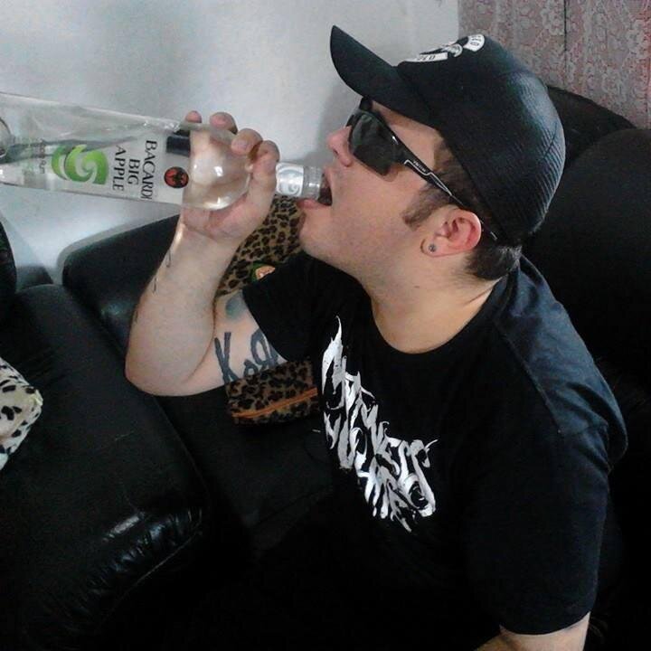 eu tava em casa assistindo o exorcista e me lembrei di vc...o amor é a gasolina da vida, custa caro acaba rapido e pode ser trocado por álcool...
