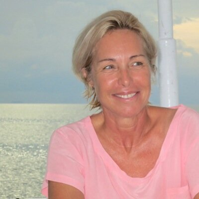Passionnée du financial market . .. Parcours le SE Asiatique à bord d'un cargo-explorer