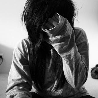 Hola tengo 16 años soy un fracaso. \No quiero existir. Yo no me odiaba,ellos me hicieron odiarme./ Mi mente me esta destruyendo