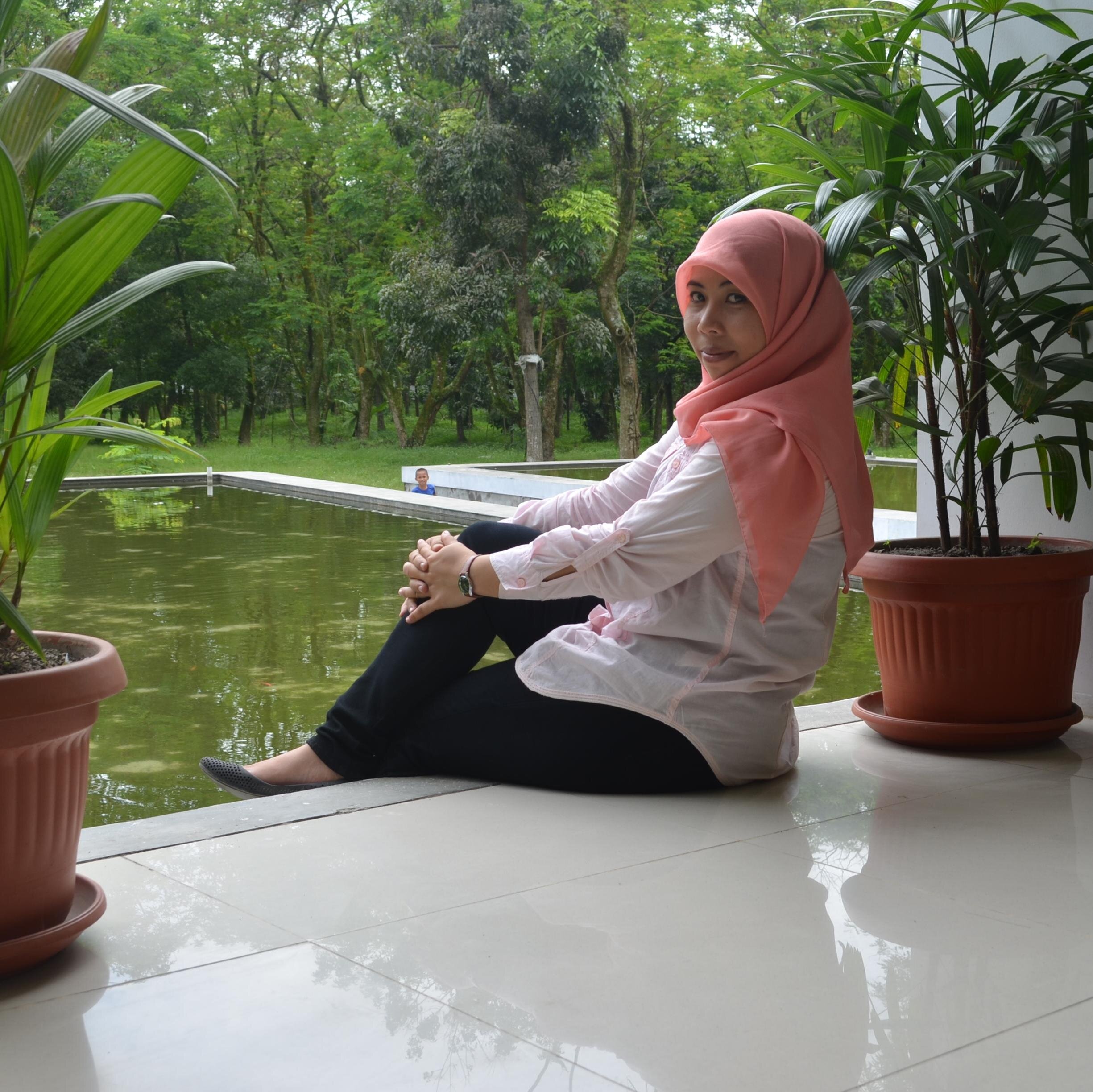 bulan tertusuk lalang. ketika sayap sayapmu patah 
instagram: aisah_batubara
pin: 7573E2D0