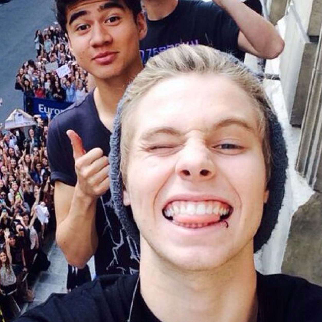 idek luke is just hot 0/5 and 0/4