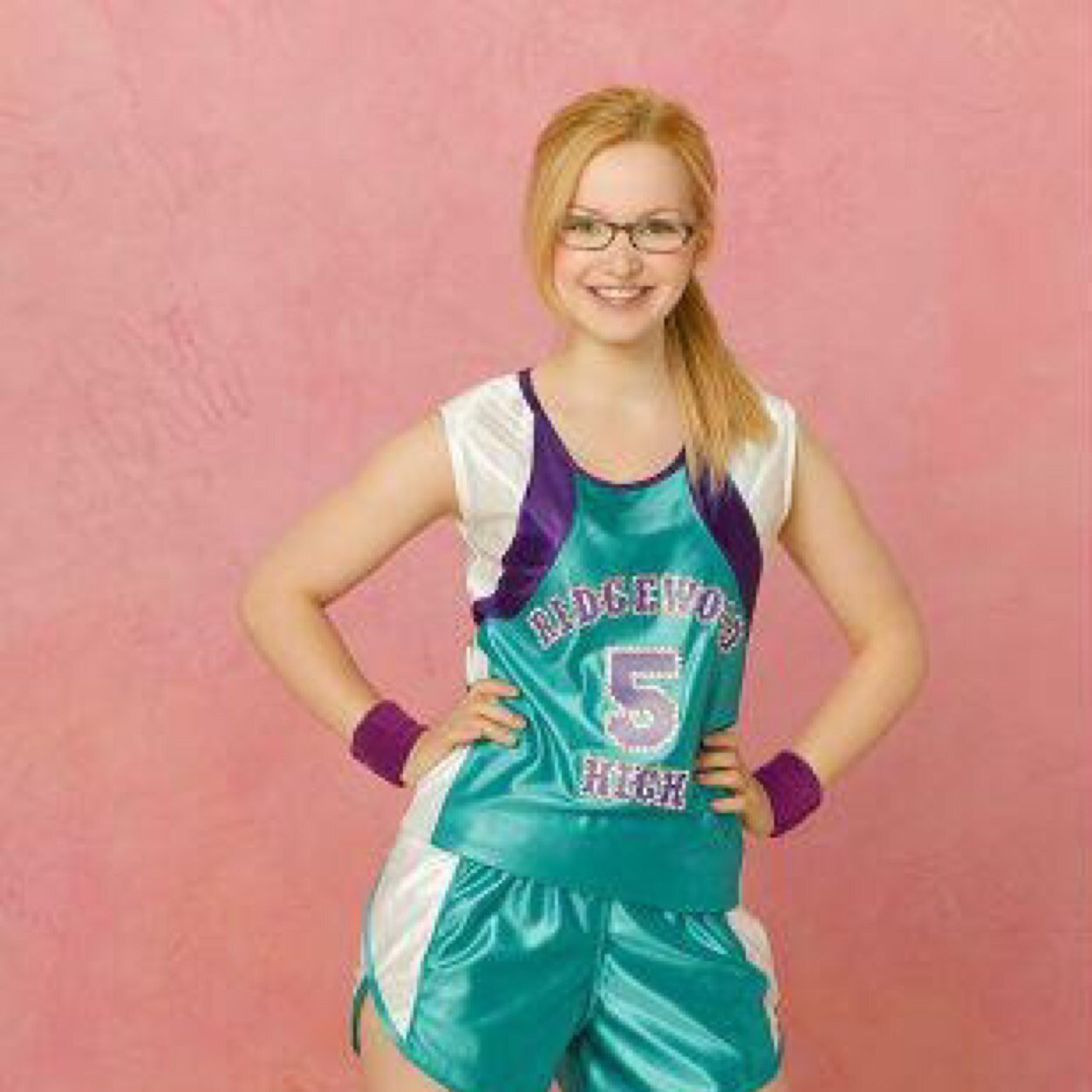 Hi I'm the twin sister of @Singitloudliv5 and My bf is @DiggieLawless
