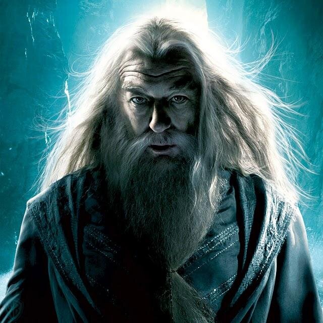 Director De Hogwarts; Orden de Merlín - Primera Clase Jefe de Magos del Wizengamot, Jefe Supremo. Fundador de la Orden del Fenix 1 & 2  Generacion. #PotterRunes