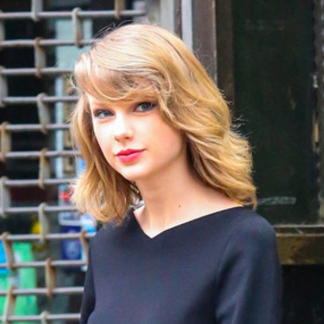 Hey no need to follow back, i just wanna tell you that your amazing & i love you so much. ❤ cheers for being a swiftie ❌