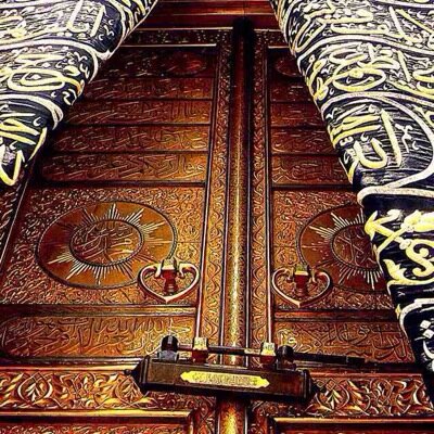 من طـاب طبنـا فوق طيبـه بعد طيب ...واللـي تـردى وش كسب وش خسرنـا..! دنيـا العنا فيها درووس وتـعاجيب...!وعلى كثر صكاتها مـا انكسرنـا.....!