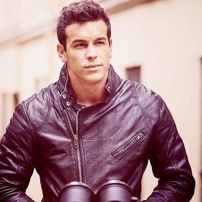 IRRESISTIBLE. No vas a poder decir nada malo de mi por que estarás tan locamente enamorada de mi que harás cualquier cosa para salvarme.