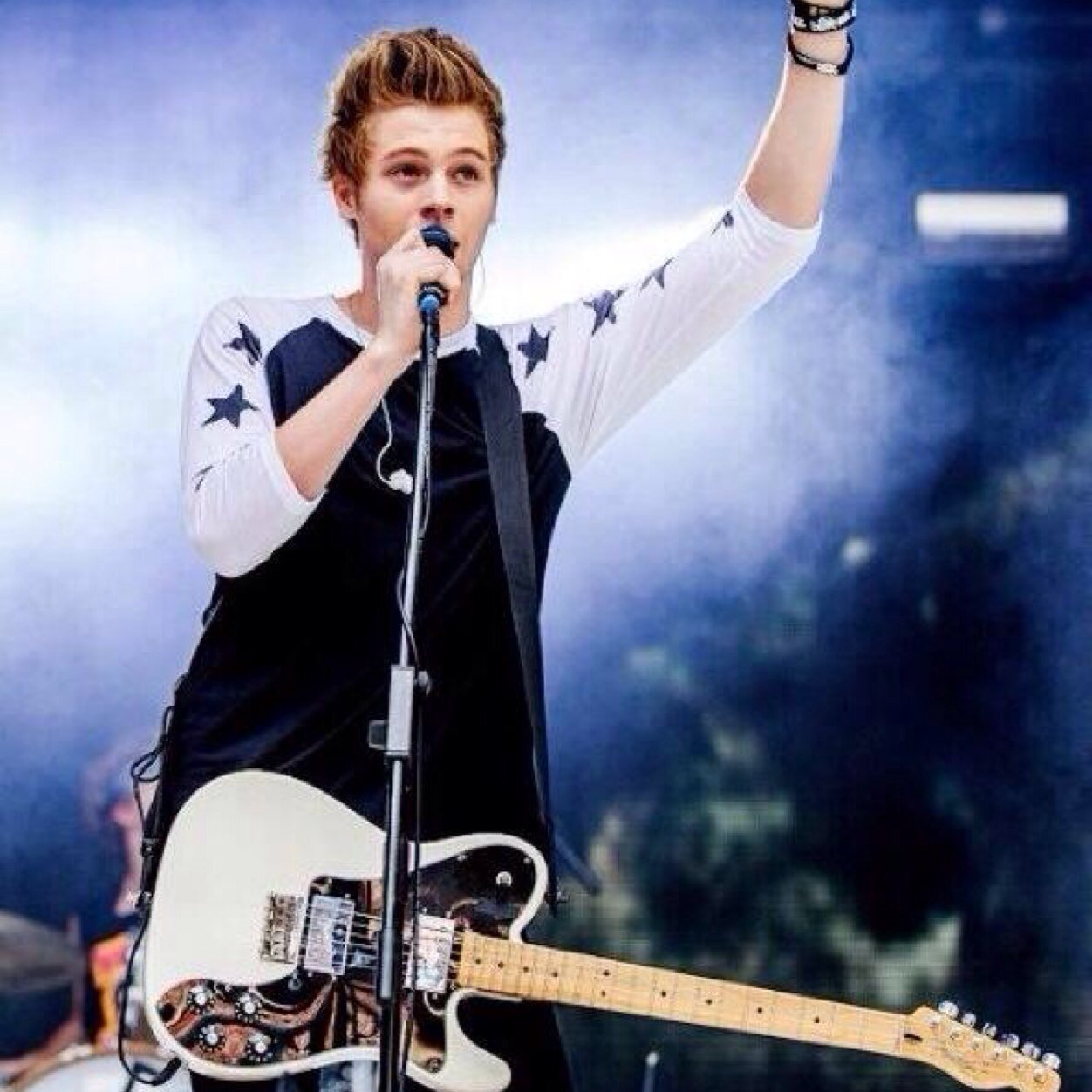 Hi! This is a free follow from @girlhemmo, if you want a dm to Luke just ask. If ever you have a band acc follow tell me let's help each other ❤️