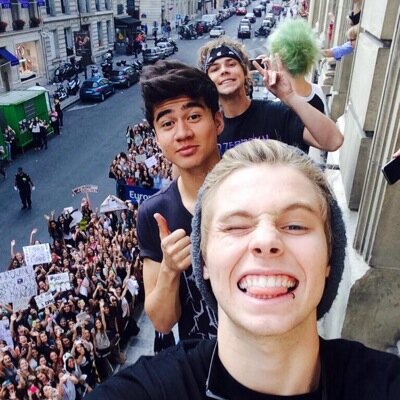 Follow @artsyymgc_ & @sweaterpawhood_ plss:) and ask for a follow back!