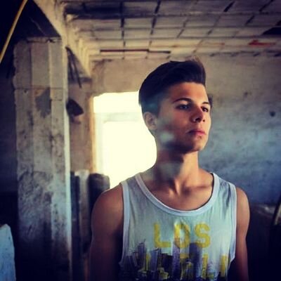 Componente de @TheDreamers_10. Soy Dj y me gusta el parkour. Mátate estudiando.... serás un cadaver culto. Haciendo vídeos con @lChristhl