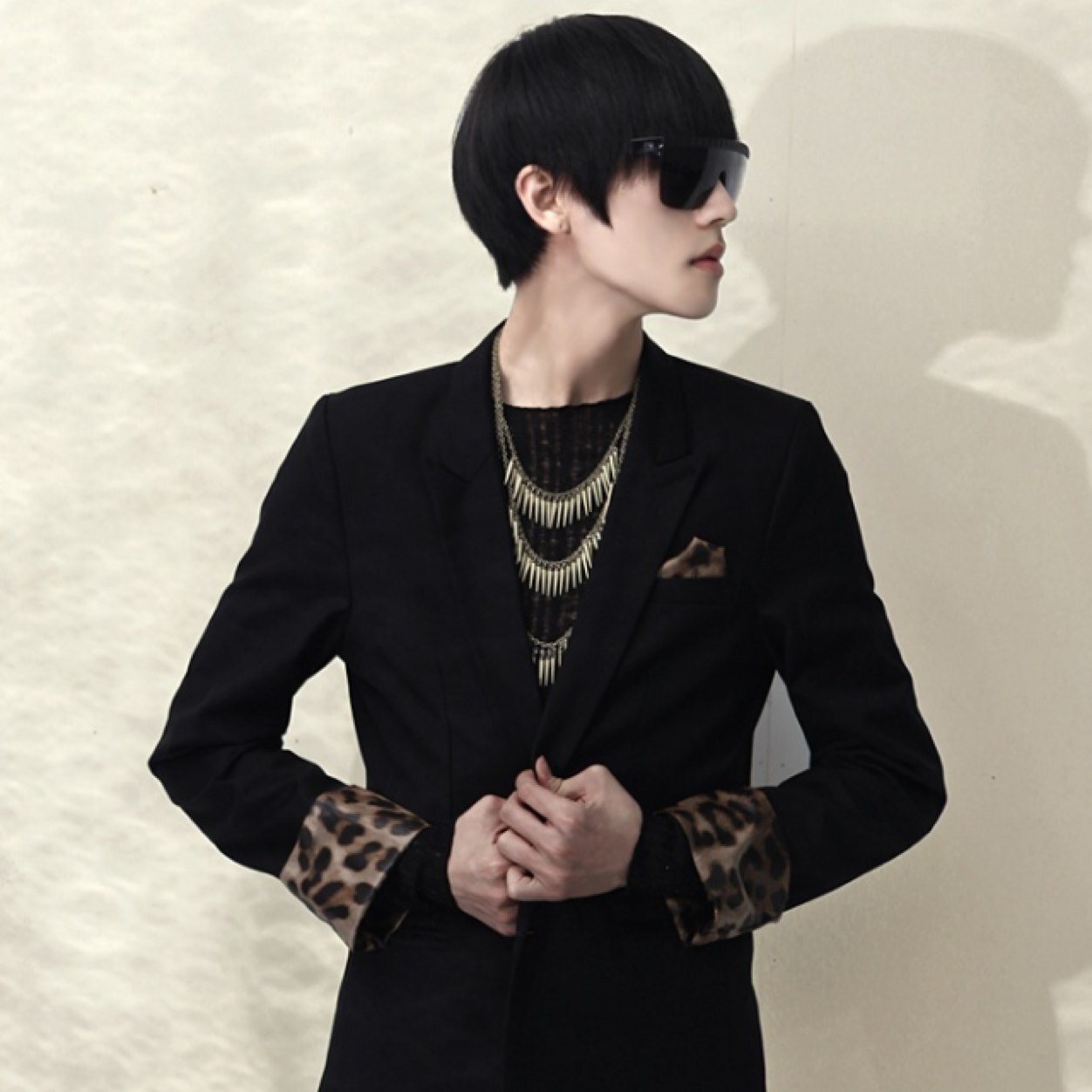 So Romeo รูปหล่อ พ่อรวย มีรถขับ หลับวันละ 6 ชั่งโมง มือถือถ่ายรูปได้ ถึงร้ายแต่น่ารัก ยังซิงแต่ห้ามอ่อย อาร์มี่ครับ