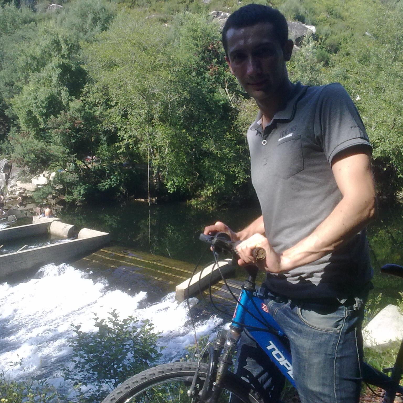 Músico loco aventurero y entusiasmado