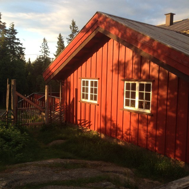 Sjarmerende markastue i Nordmarka med hjemmebakst, fantastisk utsikt og peiskos. For alle ski, sykkel, og turentusiaster