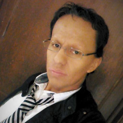 Emprendedor, amante de la tecnología, gadgets y desarrollo de aplicaciones. Buscador de tecnología Java, Php, Android, BlackBerry. Piensa, Construye, Reinventa.