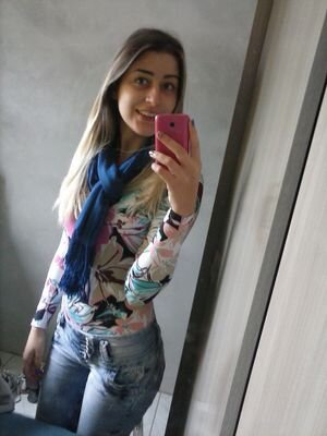Gaúcha, gremista, canceriana, 19 anos, salto alto, chocólatra, livros e músicas ♫♪, #greenbeertequila :3  Bonita mas não de rosto.