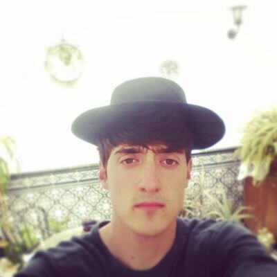 fabricante de sonrisas, amante del deporte y de la música, pero sobre todo, soñador. Estudiante de Ingeniería Química. Sevillano  y sevillista ¿Qué más pedir?