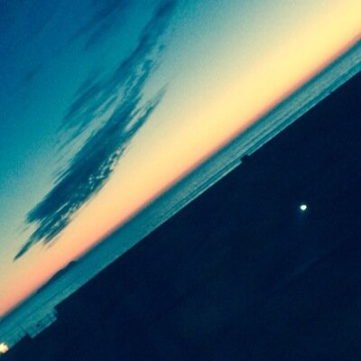 GuiaMayg's profile picture. Ella cierra los ojos cada noche, intentando olvidar lo que su mente no calla, lo que su corazón batalla, desea despertar sin sentir nada.